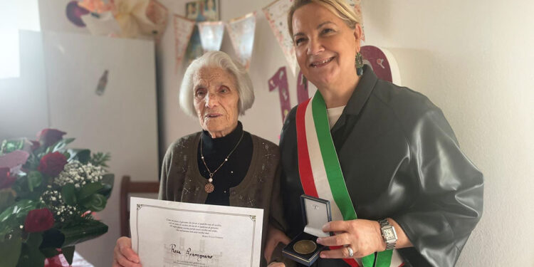 La centenaria cagliaritana Rosa Gramignano con Viviana Lantini, Assessora alle Politiche Sociali del Comune di Cagliari