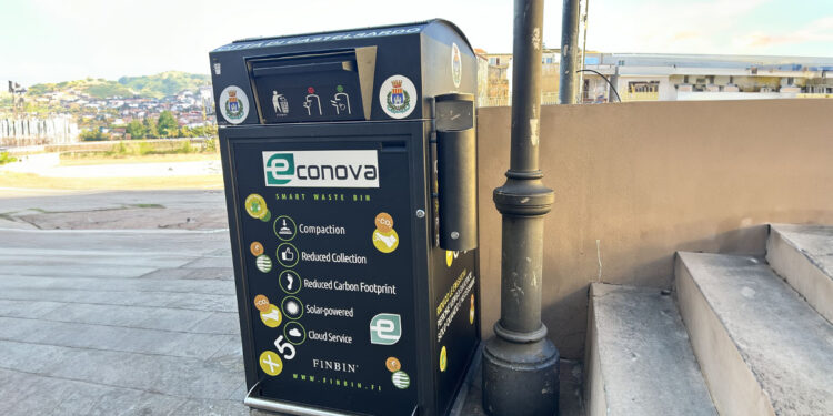 Cestino getta carte intelligente a Castelsardo