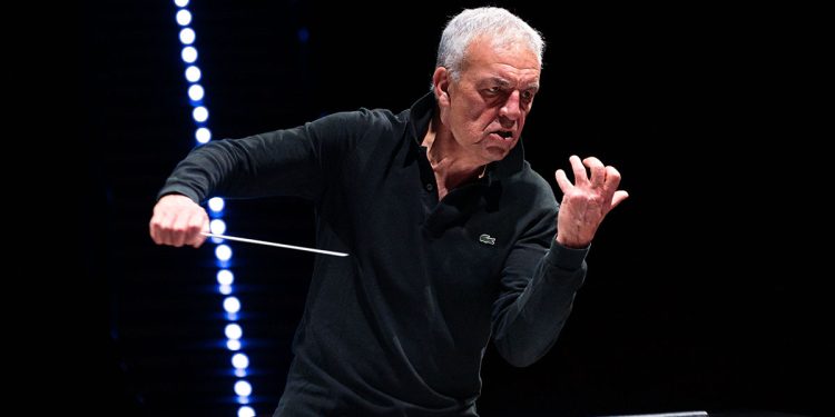 Il maestro Umberto Benedetti Michelangeli durante le prove al Teatro Comunale di Sassari. ? Elisa Casula