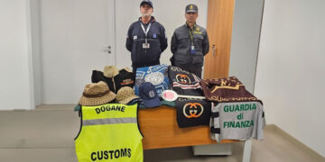 Sequestro abbigliamento contraffatto aeroporto di Alghero