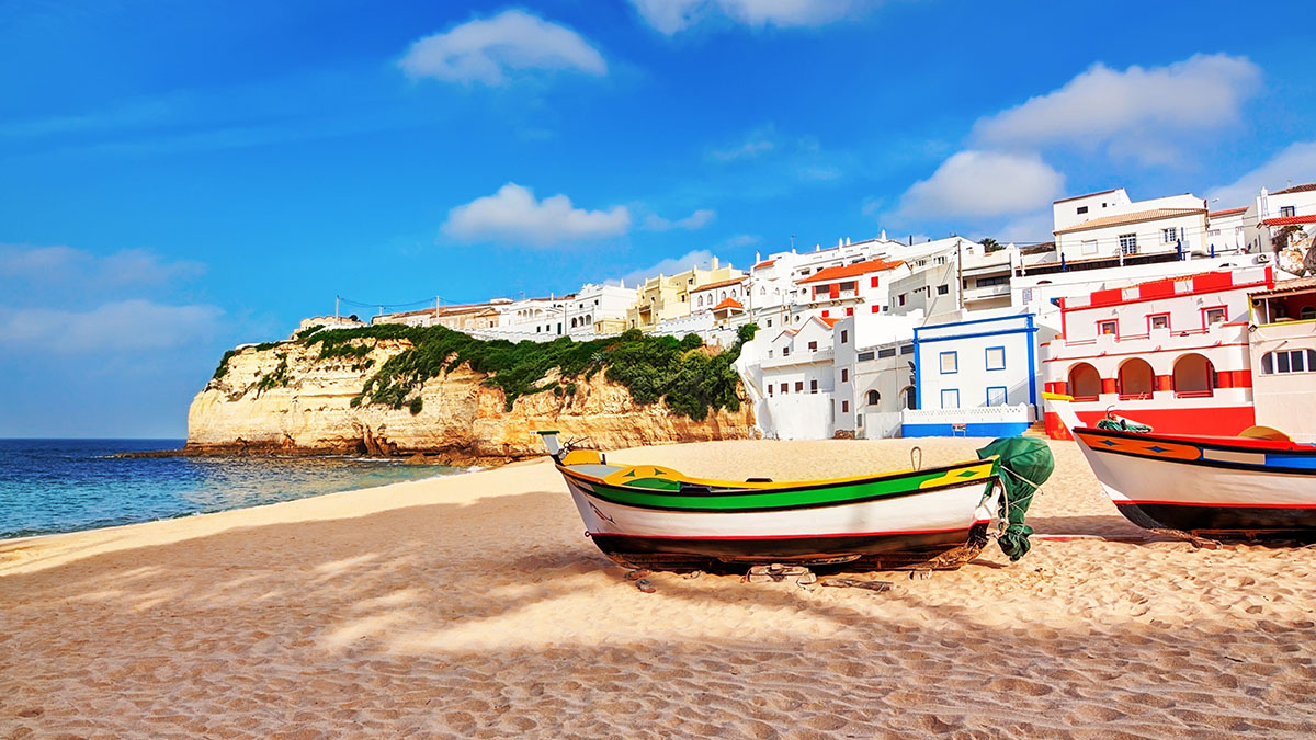 La spiaggia di Carvoeiro, Algarve (Portogallo). 📷 Adobe Stock 