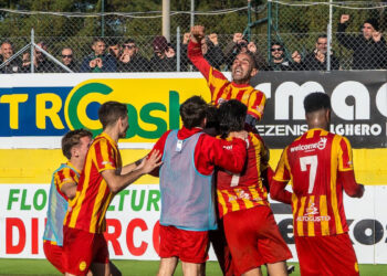 Alghero Calcio, esultanza post gol in casa
