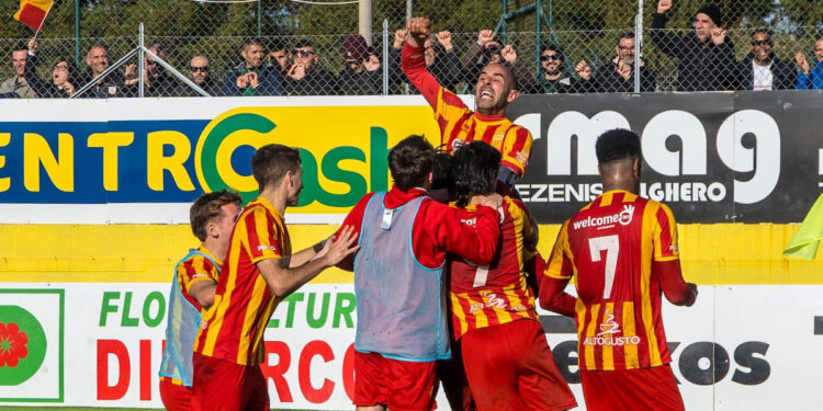Alghero Calcio, esultanza post gol in casa
