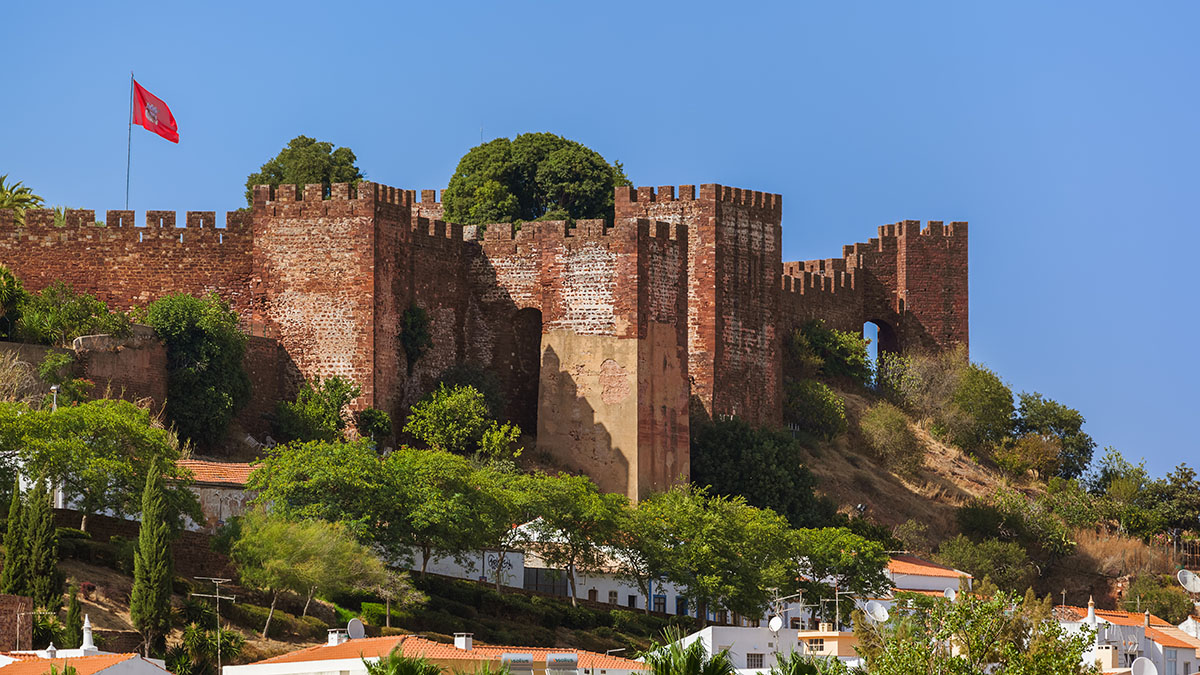 Castello di Silves, Algarve (Portogallo). ? Depositphotos