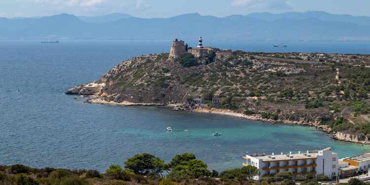 Faro di Calamosca visto dalla Sella del Diavolo, Cagliari. ? Depositphotos