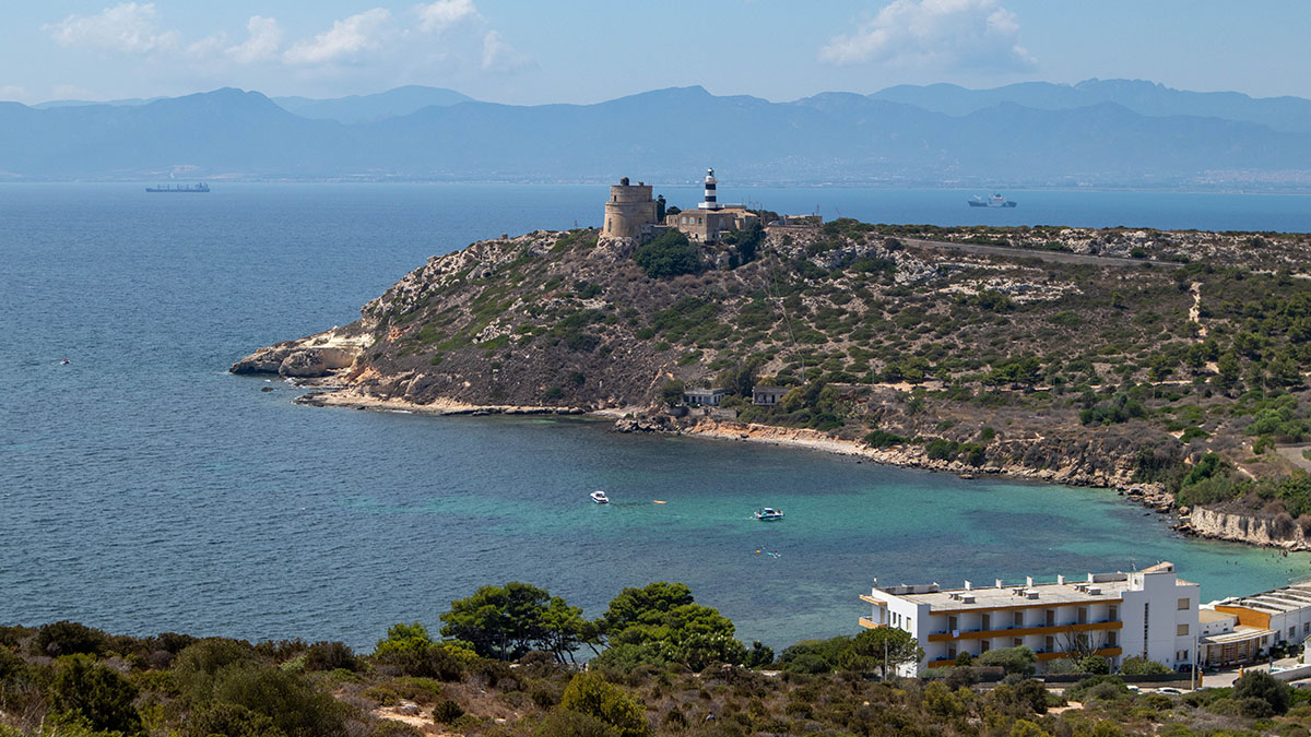 Faro di Calamosca visto dalla Sella del Diavolo, Cagliari. ? Depositphotos