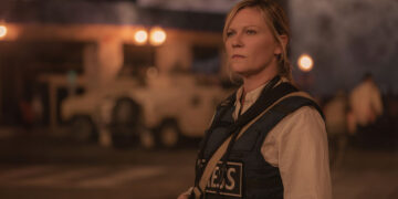 La fotoreporter Lee (Kirsten Dunst), nel film “Civil War” di Alex Garland