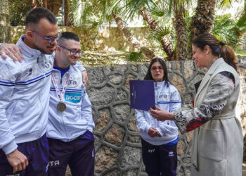 La Presidente della Regione Sardegna Alessandra Todde premia gli atleti sardi della Fisdir Sardegna. 📷 Regione Autonoma della Sardegna