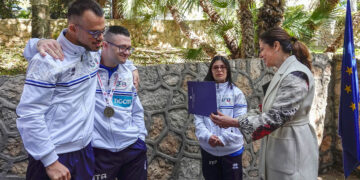 La Presidente della Regione Sardegna Alessandra Todde premia gli atleti sardi della Fisdir Sardegna. 📷 Regione Autonoma della Sardegna