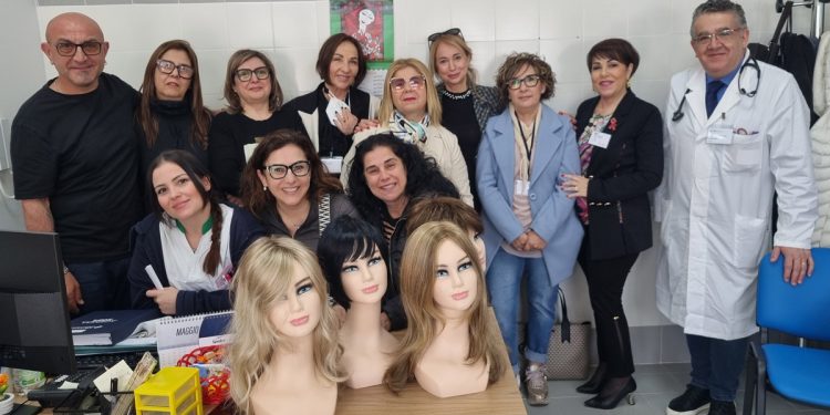 La donazione di parrucche all'Oncologia del San Martino di Oristano