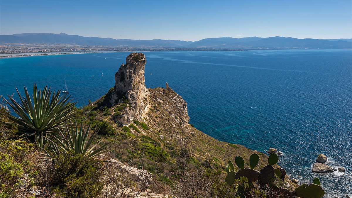 Veduta dalla Sella del Diavolo, Cagliari. 📷 Depositphotos