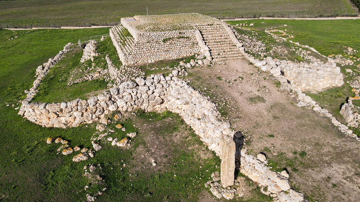 Monte d'Accoddi, Sassari. ? Depositphotos