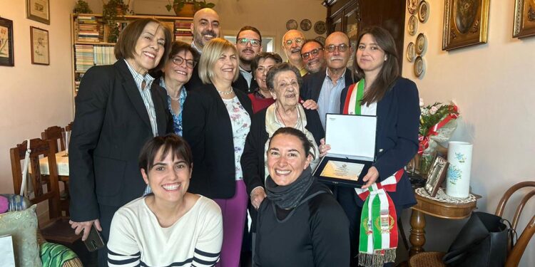 Oristano, Maddalena Falchi festeggia i 100 anni con la famiglia