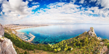 Il Poetto visto dalla Sella del Diavolo, Cagliari. 📷 AdobeStock | Stefano Garau