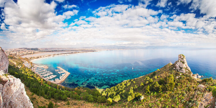 Il Poetto visto dalla Sella del Diavolo, Cagliari. 📷 AdobeStock | Stefano Garau