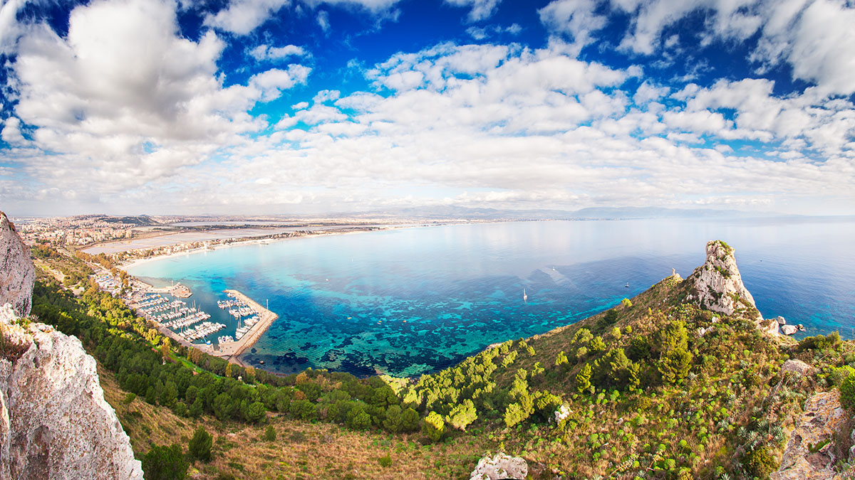 Il Poetto visto dalla Sella del Diavolo, Cagliari. 📷 AdobeStock | Stefano Garau