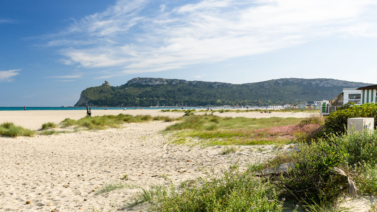 Il Poetto e la Sella del Diavolo, Cagliari. 📷 Depositphotos