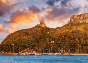 Tramonto sulla Sella del Diavolo, Cagliari. 📷 Depositphotos