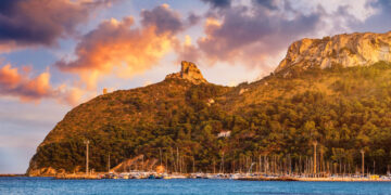 Tramonto sulla Sella del Diavolo, Cagliari. ? Depositphotos