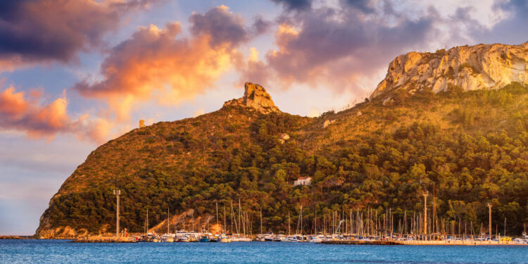 Tramonto sulla Sella del Diavolo, Cagliari. ? Depositphotos