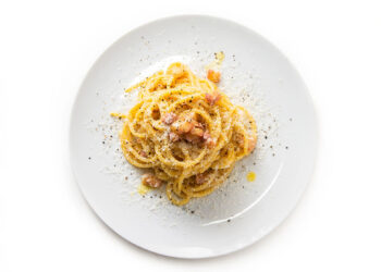 Spaghetti alla carbonara. ? Depositphotos