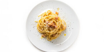 Spaghetti alla carbonara. 📷 Depositphotos