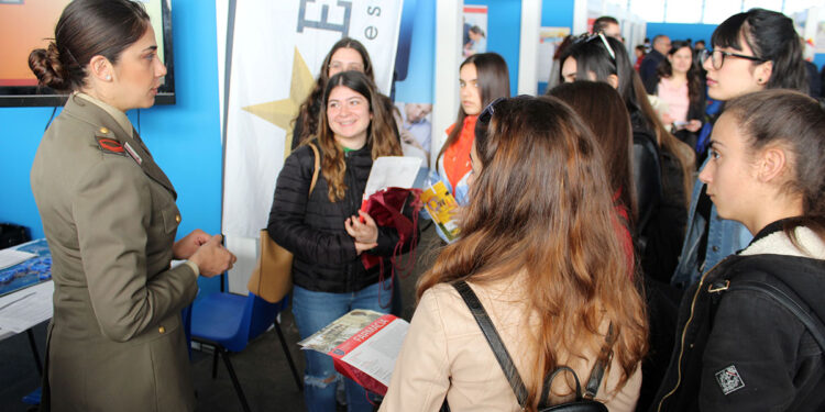 Stand informativo dell'Esercito Italiano a OrientaSardegna