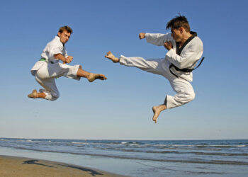 Taekwondo sulla spiaggia. 📷 Depositphotos