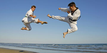 Taekwondo sulla spiaggia. 📷 Depositphotos