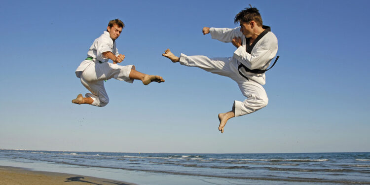 Taekwondo sulla spiaggia. ? Depositphotos