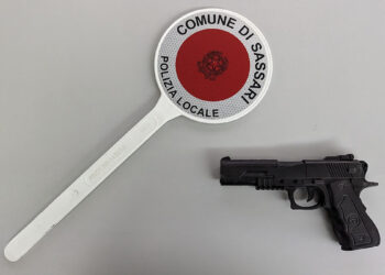 La pistola giocattolo sequestrata dalla Polizia locale di Sassari