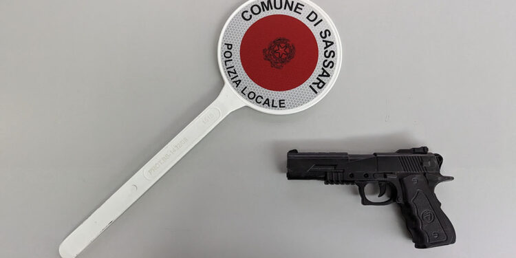 La pistola giocattolo sequestrata dalla Polizia locale di Sassari