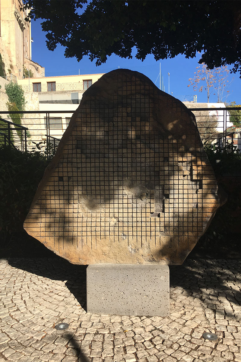 Scultura di Pinuccio Sciola nel giardino sotto le mura di Cagliari. ? Andrea Ardu