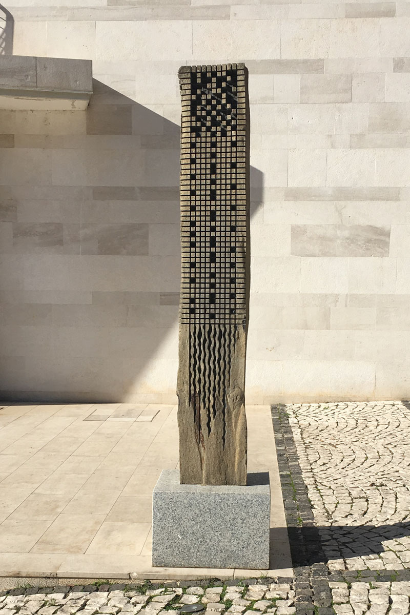 Scultura di Pinuccio Sciola nel giardino sotto le mura di Cagliari. ? Andrea Ardu