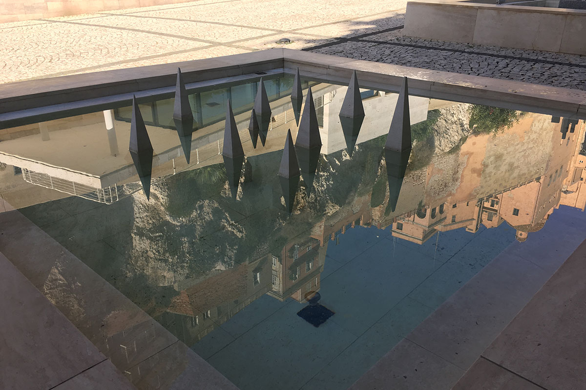 Scultura di Pinuccio Sciola nel giardino sotto le mura di Cagliari. ? Andrea Ardu