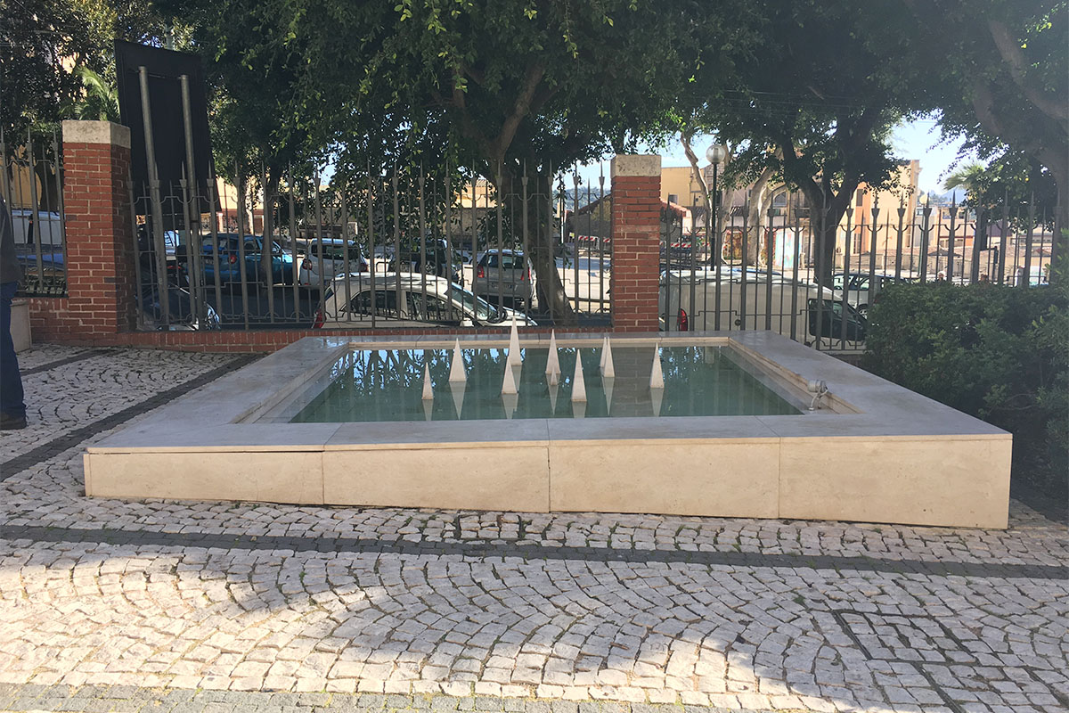 Scultura di Pinuccio Sciola nel giardino sotto le mura di Cagliari. ? Andrea Ardu