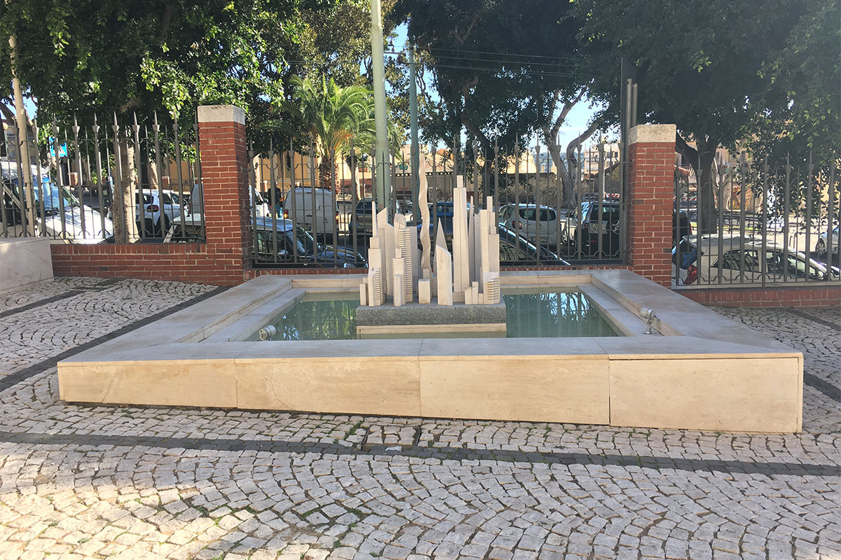 Scultura di Pinuccio Sciola nel giardino sotto le mura di Cagliari. ? Andrea Ardu