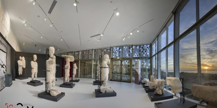 I giganti di Mont'e Prama al tramonto. ? Nicola Castangia