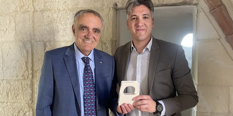 Il Sindaco di Quartu Milia, Graziano Milia, insieme al karateka Gino Melis