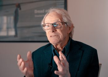 Ken Loach sul set di "Uomini in marcia" di Peter Marcias. ? Simone Ruggiu