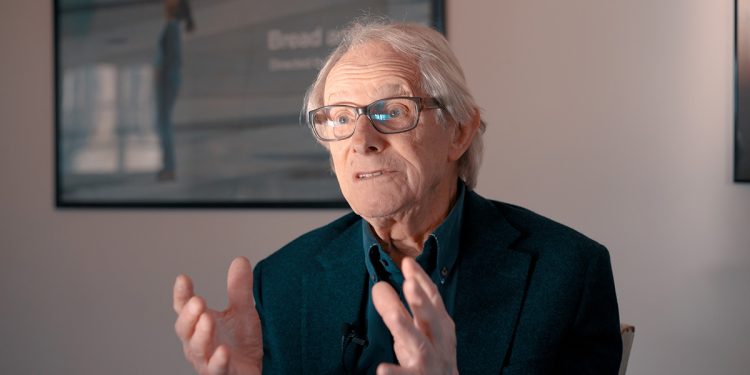 Ken Loach sul set di "Uomini in marcia" di Peter Marcias. ? Simone Ruggiu