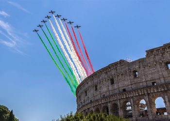 Le Frecce Tricolori sorvolano il Colosseo per celebrare la Festa della Repubblica. ? Depositphotos