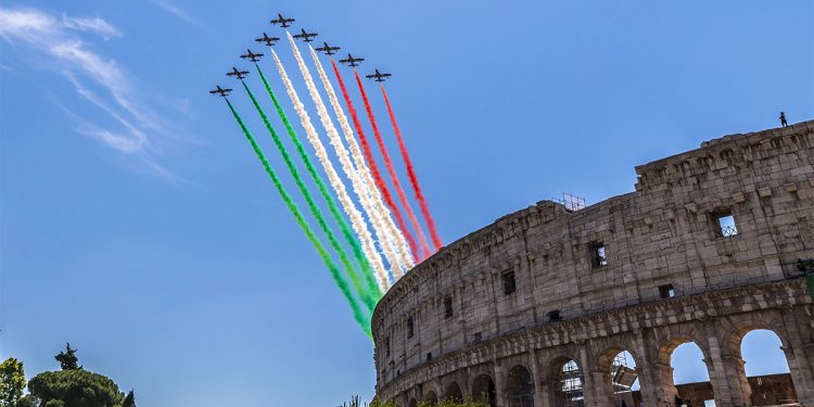 Le Frecce Tricolori sorvolano il Colosseo per celebrare la Festa della Repubblica. ? Depositphotos