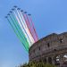 Le Frecce Tricolori sorvolano il Colosseo per celebrare la Festa della Repubblica. ? Depositphotos