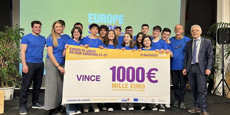 Luca Galassi dell’Autorità di Gestione del FESR Sardegna con gli studenti del Liceo Azuni di Sassari, primi classificati all’Europe School Contest