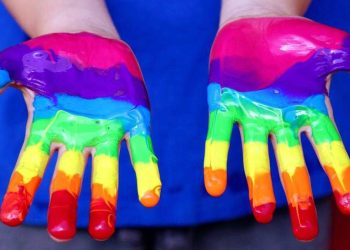 Mani dipinte con colori arcobaleno, LGBTQIA+
