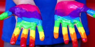 Mani dipinte con colori arcobaleno, LGBTQIA+