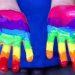 Mani dipinte con colori arcobaleno, LGBTQIA+