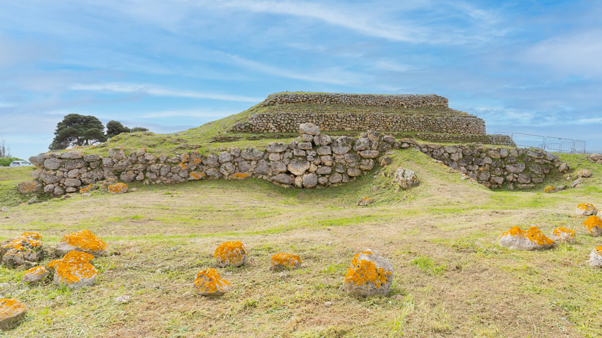 Monte d'Accoddi, Sassari. ? Depositphotos