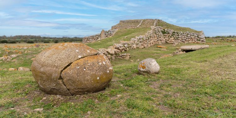 Monte d'Accoddi, Sassari. ? Depositphotos